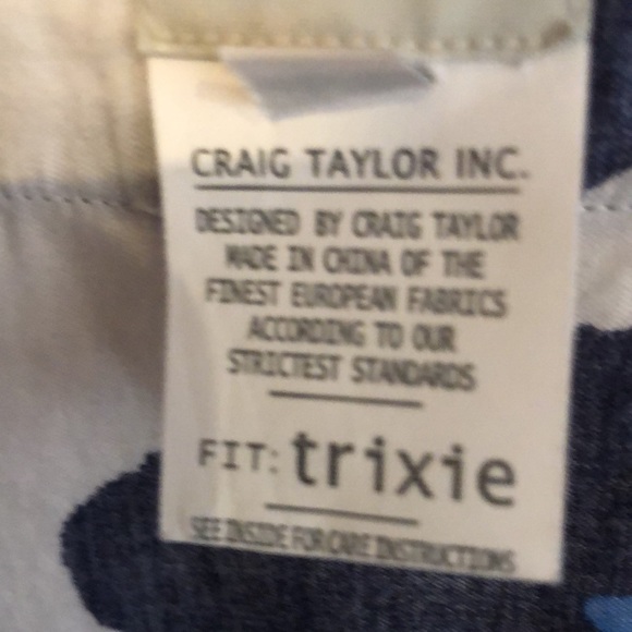 Low neck carton top with large design top! - Picture 6 of 6